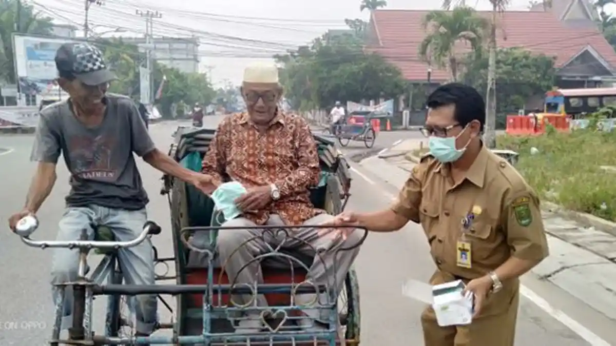 Kabut Asap Tipis Kembali Selimuti Tembilahan, Dinkes Kembali Bagikan 2.300 Masker