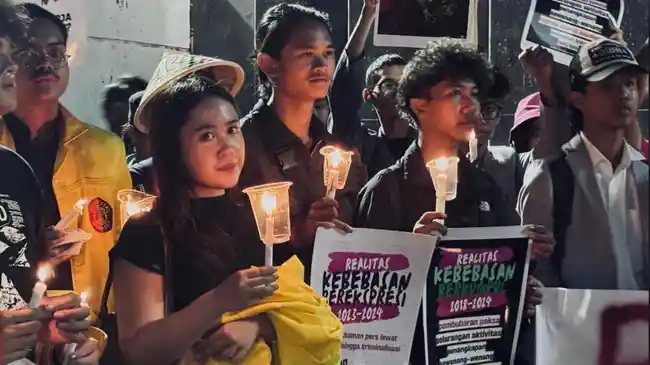 Mahasiswa Akhiri Aksi di Depan Gedung DPR dengan Menyalakan Lilin: Simbol Perjuangan yang Tak Padam