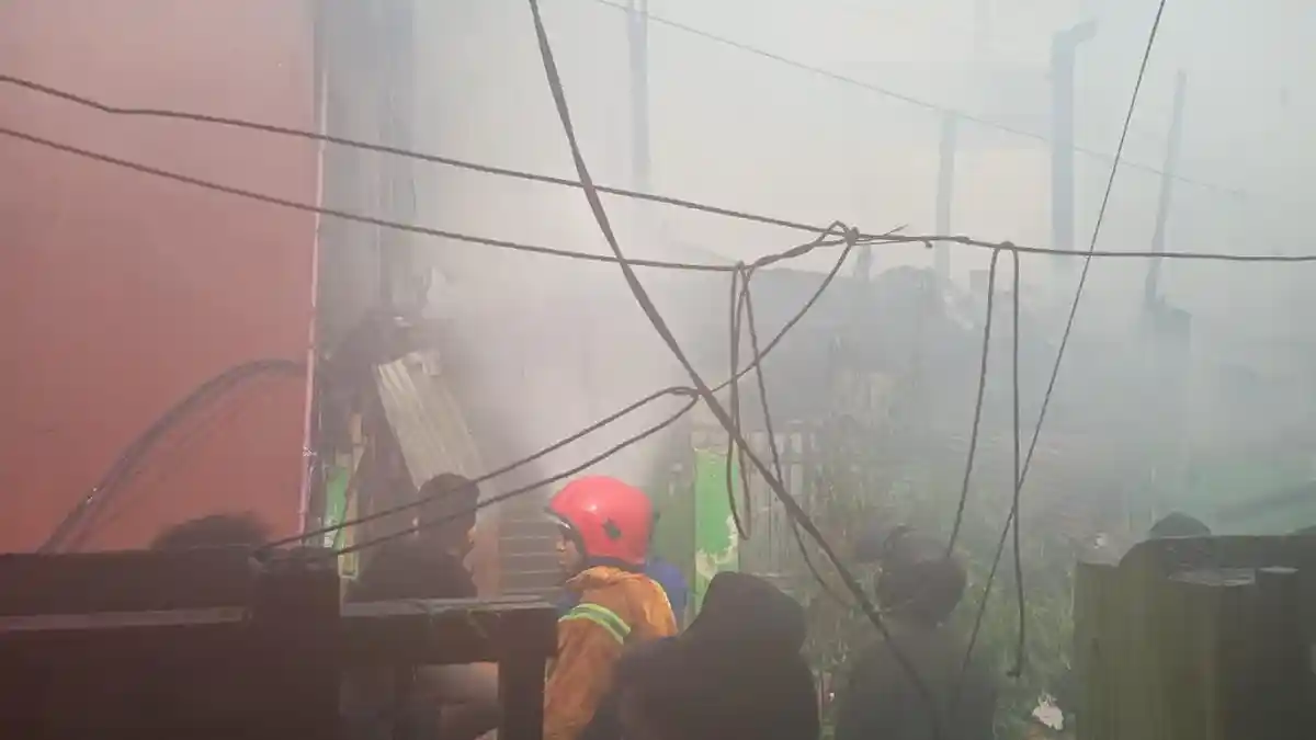 Kebakaran di Langgau Jadi Tontonan Warga, Petugas Damkar Sempat Kesulitan Padamkan Api
