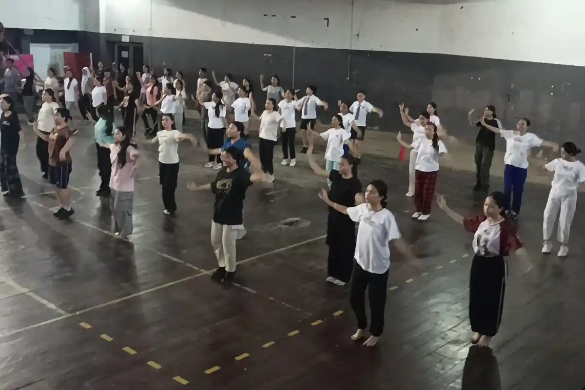 Ratusan Siswa Semangat Berlatih Formasi Untuk Pembukaan Porprov 2025 di Stadion Klabat Manado