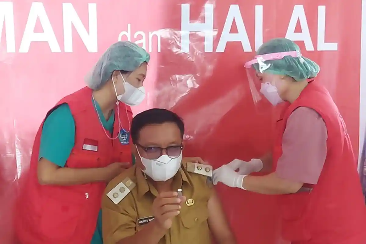 Wakil Wali Kota Bitung Maurits Mantiri Divaksin Covid-19, 'Jangan Takut dengan Jarum Suntik'