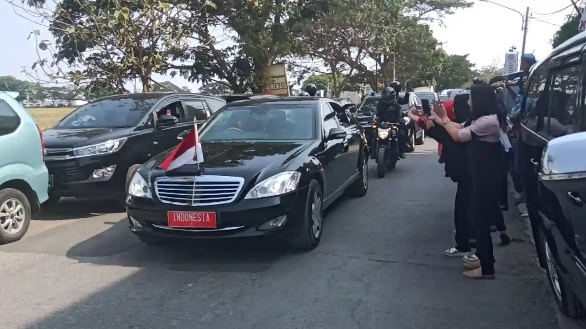 Gadis-Gadis Subang Histeris Saat Jokowi Melintas, Berteriak dan Loncat-loncat, Polisi Kewalahan