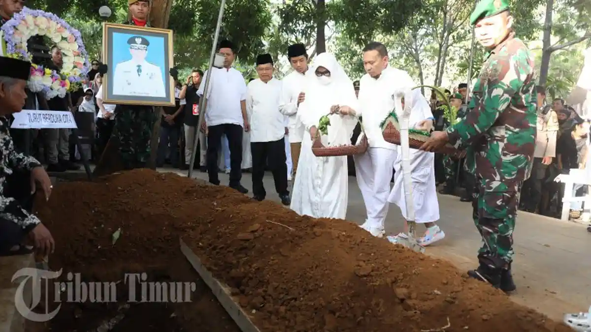 FOTO : Pemakaman Militer Amin Syam - pemakaman-aminsyam1.jpg