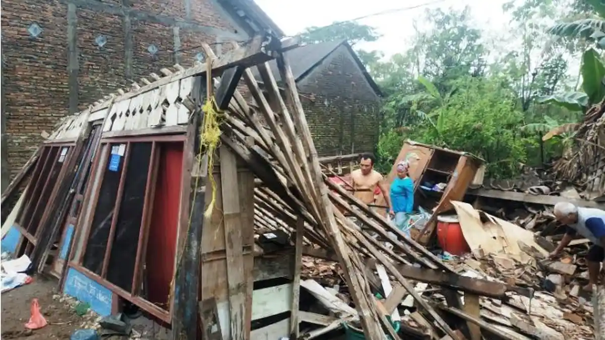 Diterpa Hujan dan Angin Kencang, Rumah Sumijan di Demak Roboh, Hanya Tersisa Dinding Depan
