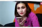 pedangdut-ayu-ting-ting-tiba-tiba-menelepon-sahabatnya-iis-dahlia.jpg