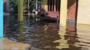 BANJIR-MENINGGI-Permukaan-air-banjir-di-Desa-Ketitangwetan.jpg