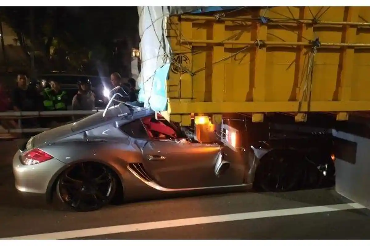 Kecelakaan Maut, Pengemudi Mobil Mewah Tewas, Tabrak Truk di Jalan Tol