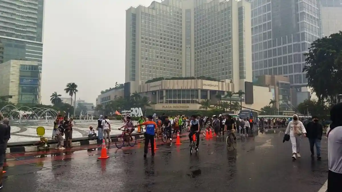 Hujan Deras tak Mengurangi Animo Masyarakat Menikmati CFD di Jakarta