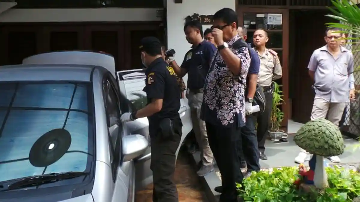 Polisi Geledah Rumah dan Bagasi Sedan Jessica
