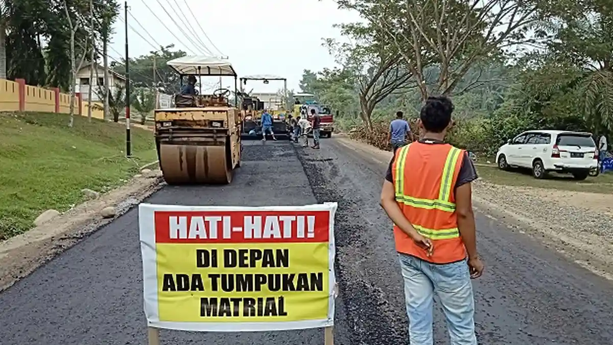 Baru Diaspal, Warga Minta Dishub Pasang Rambu Batas Muatan Truk di Lintas Peureulak-Lokop