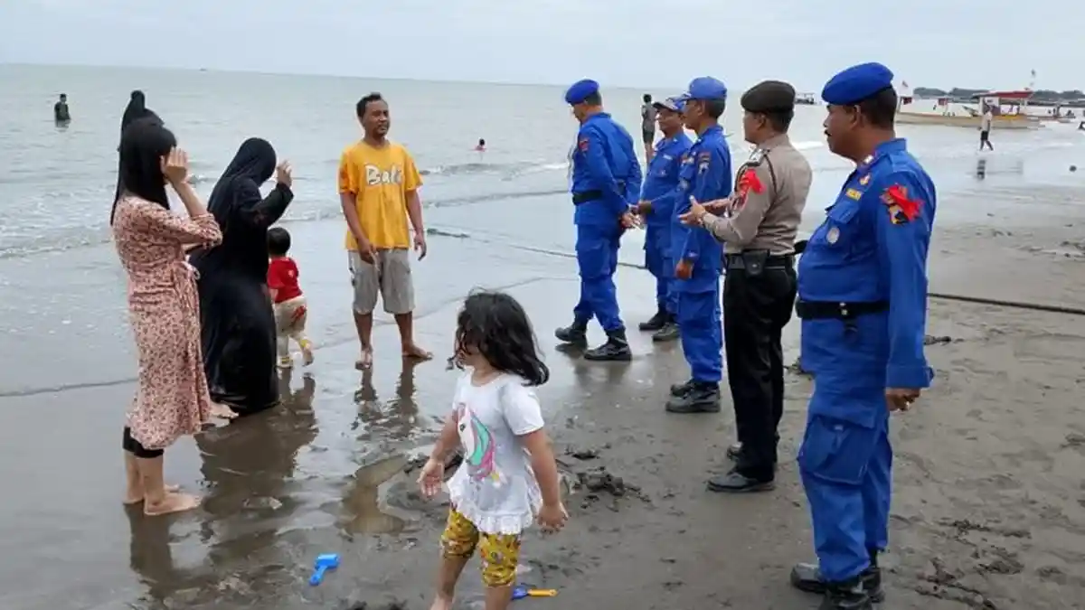 Libur Natal Pantai Alam Indah Tegal Ramai, Petugas Ingatkan Pengunjung Berhati-hati saat Berenang
