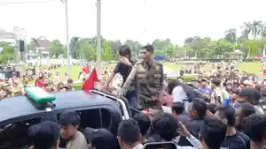 Polisi-mengevakuasi-dua-terduga-copet-saat-acara-Kirab-Bendera-Merah-Putih.jpg