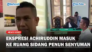 Ekspresi-Achiruddin-Masuk-ke-Ruang-Sidang-Penuh-Senyumanss.jpg