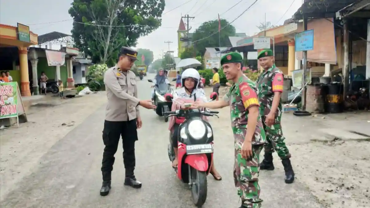 Berbagi Berkah Ramadan, Polsek Kotarih dan Forkompimcam Kotarih Berikan Takjil kepada Masyarakat