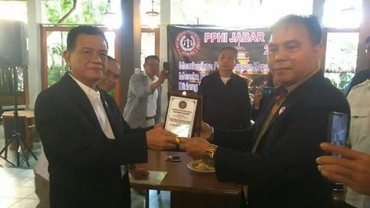 Menginspirasi, Ketum PPHI Tengku Murphi Terima Penghargaan