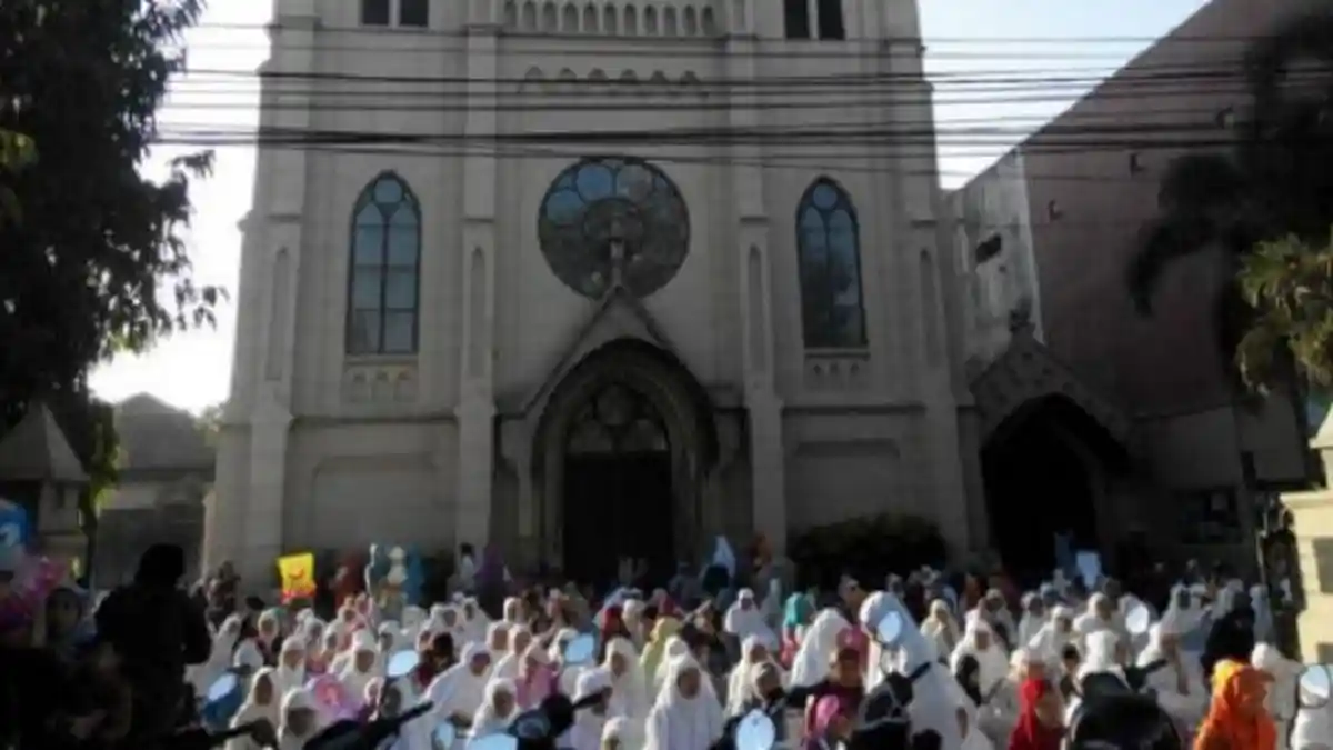 Indahnya Perbedaan, Umat Islam Shalat Ied di Halaman Gereja