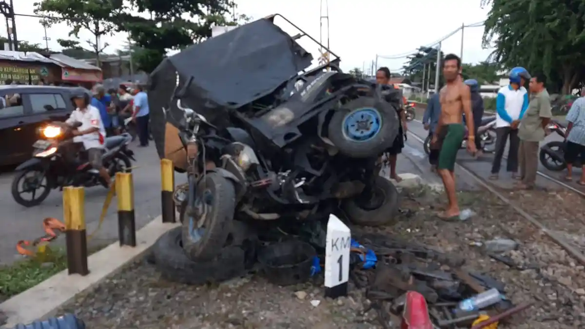 Pemotor Mabuk Kecelakaan Tertabrak Kereta Api di Semarang, Sudah Diperingatkan Malah Blayer-blayer