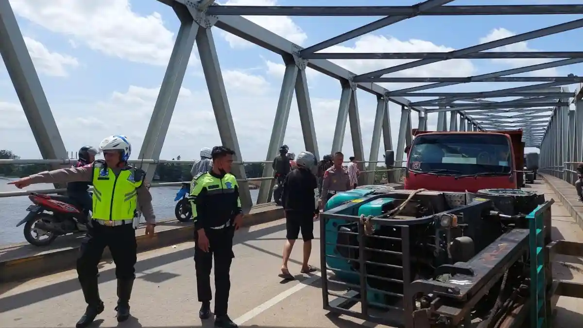 Pengemudi Diduga Panik Akibat Mesin Mati, Forklift Terbalik di Jembatan Kapuas II