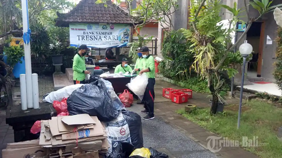 Berkat Nabung Sampah, Warga Desa Sumerta Kelod Bisa Beli Daging Babi Setiap Galungan