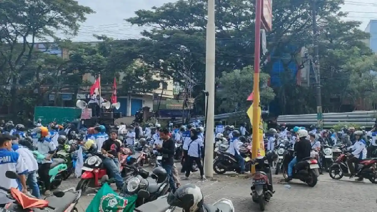 BREAKING NEWS: Tolak Outsourcing! 500 Buruh Bergerak ke Flyover dan Kantor DPRD Sulsel