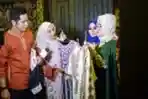 Ricky Perdana dan Chacha Takya Fiting Baju Lebaran