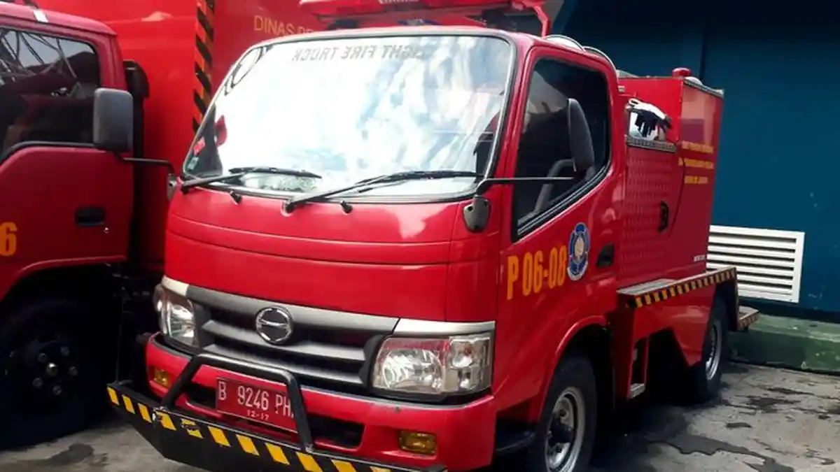 Ternyata Dinas Damkar Punya Unit Khusus Untuk Memadamkan Mobil yang Terbakar