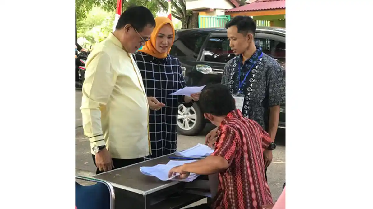 Rubaeti Erlita Bersama Suami Berikan Hak Suara di TPS 07 Pontianak Tenggara