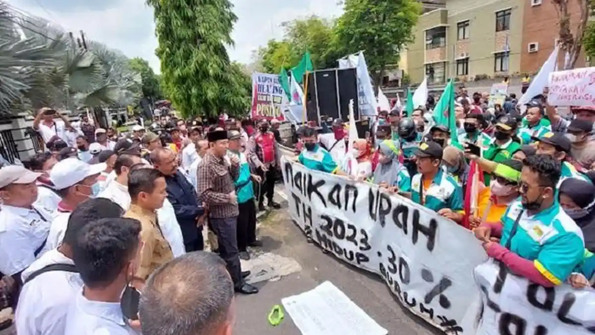 Serikat Pekerja Gelar Aksi di DPRD Karanganyar, Tuntut Perbaikan Upah