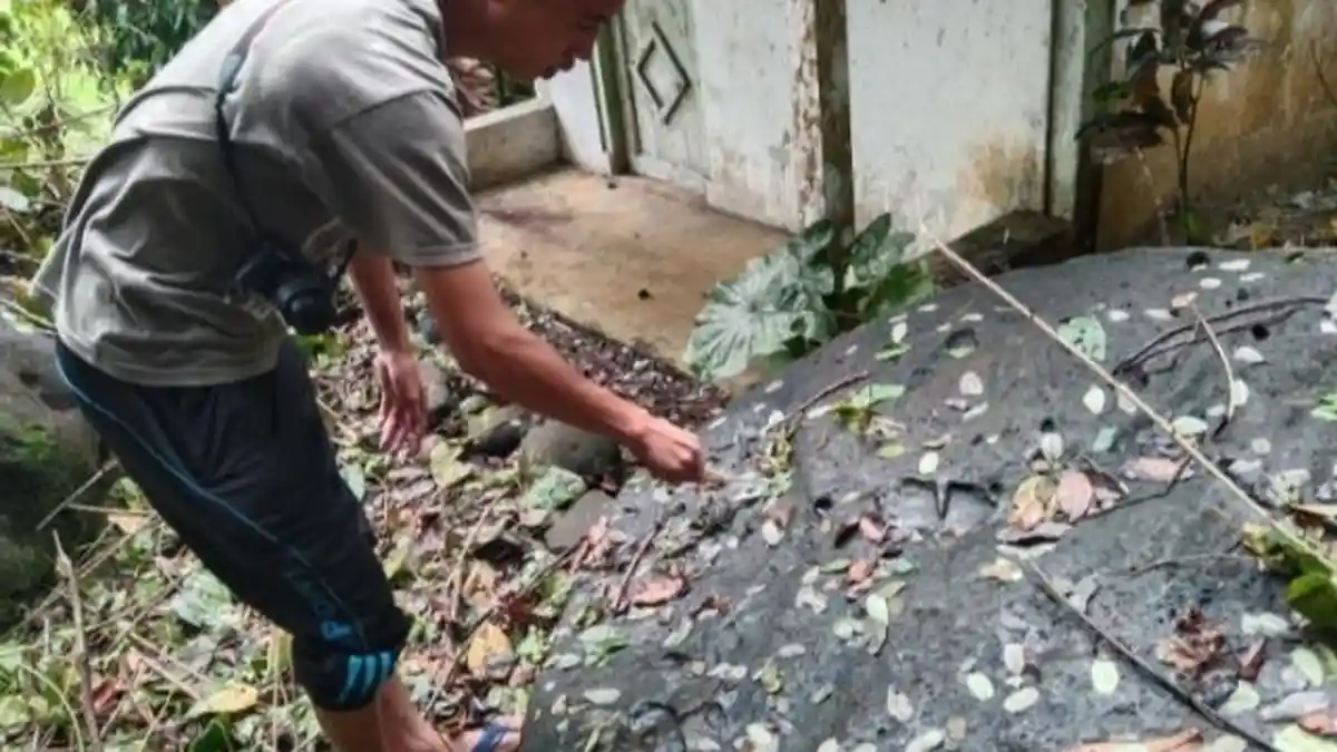 Tempat Wisata di Lampung, Bongkahan Batu Tapak di Pesisir Barat