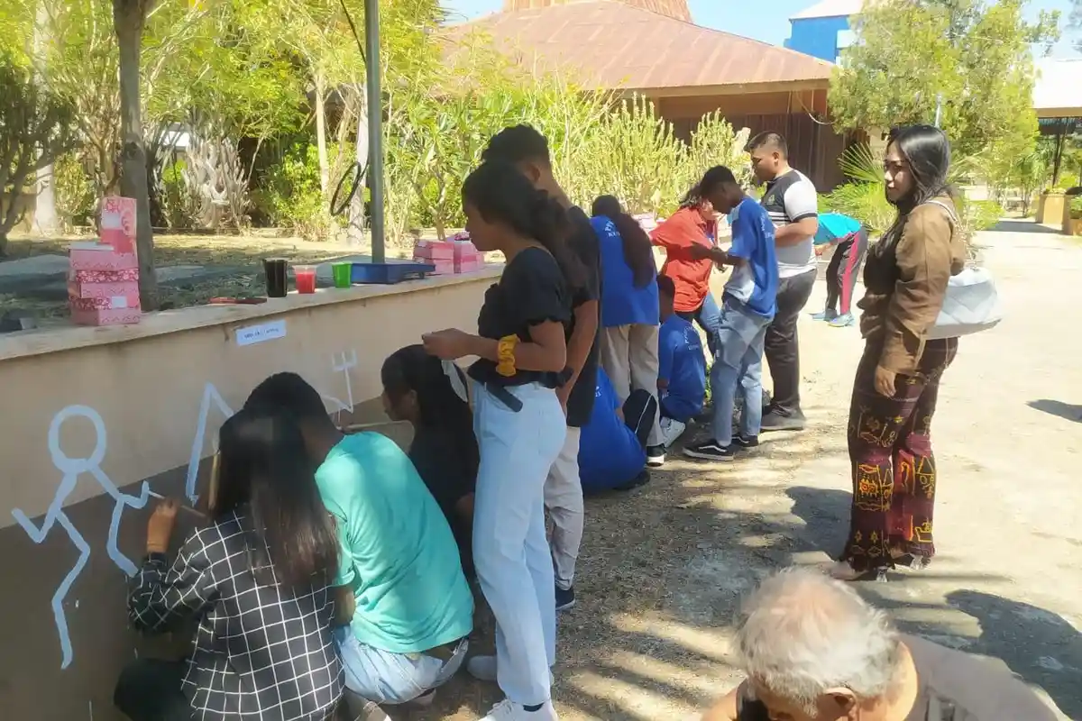Puluhan Pelajar Salurkan Bakat Melukis dan Mural Pada Tempat Sampah di Gedung Museum NTT