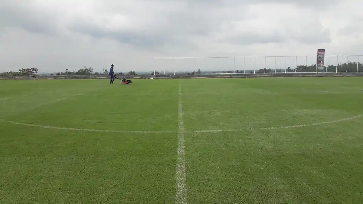 Ada di Kaki Gunung Galunggung, Kualitas Rumput Lapangan Ini Lebih Oke dari GBLA