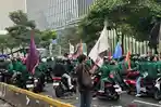 Polisi-mengawal-massa-demonstrasi-mahasiswa-yang-membubarkan-diri-Jalan-Jenderal-Sudirman.jpg