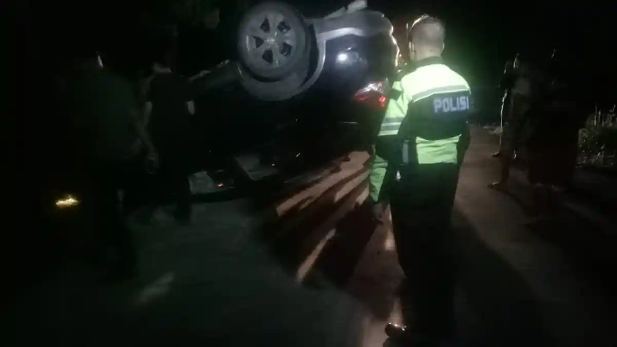 Ngebut Lalu Hilang Kendali, Mobil Ini Tabrak Tiang Listrik dan Terbalik di Sengkang