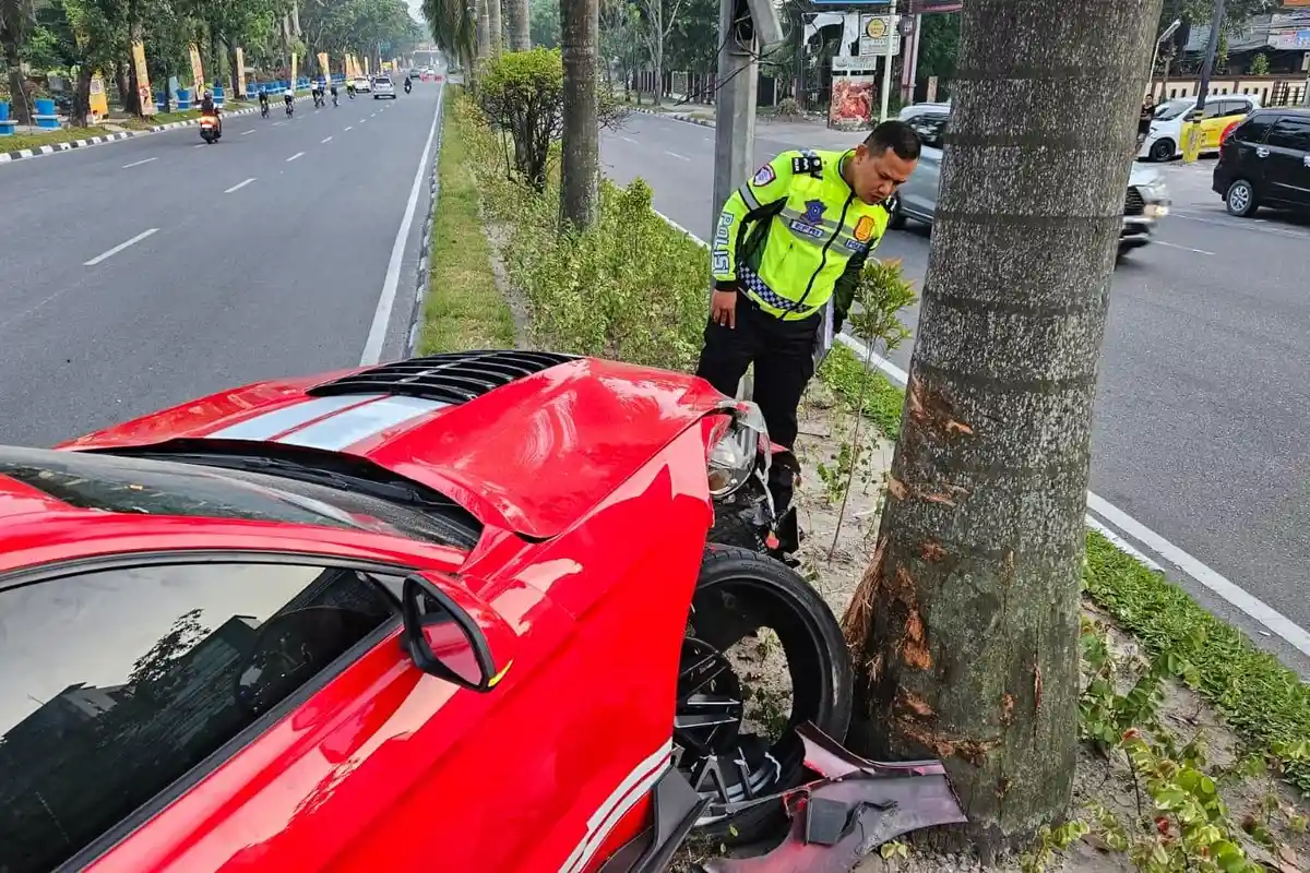 Mobil Ford Mustang Tabrak Pohon di Pekanbaru, Diduga Ngebut dan Hilang Kendali