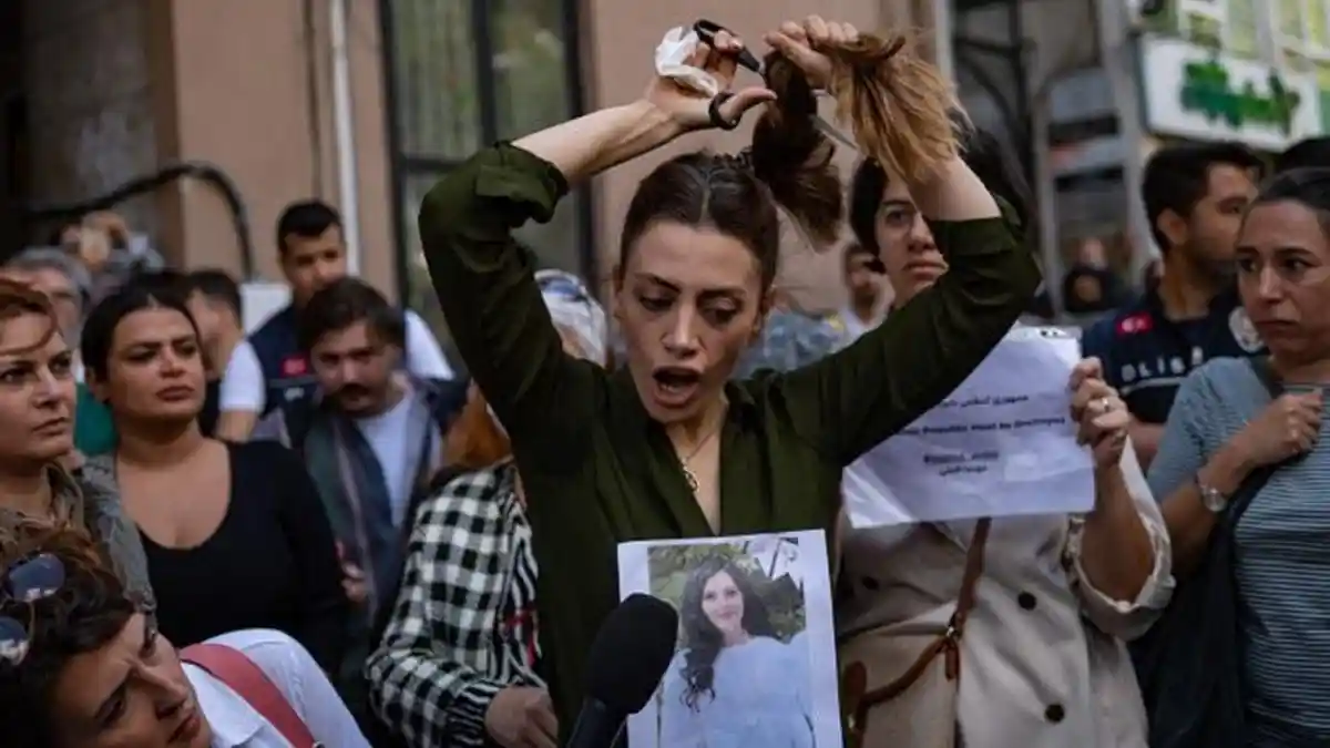 Aksi Protes Kematian Wanita Muda Mahsa Amini Meluas, Iran Tutup WhatsApp dan Instagram