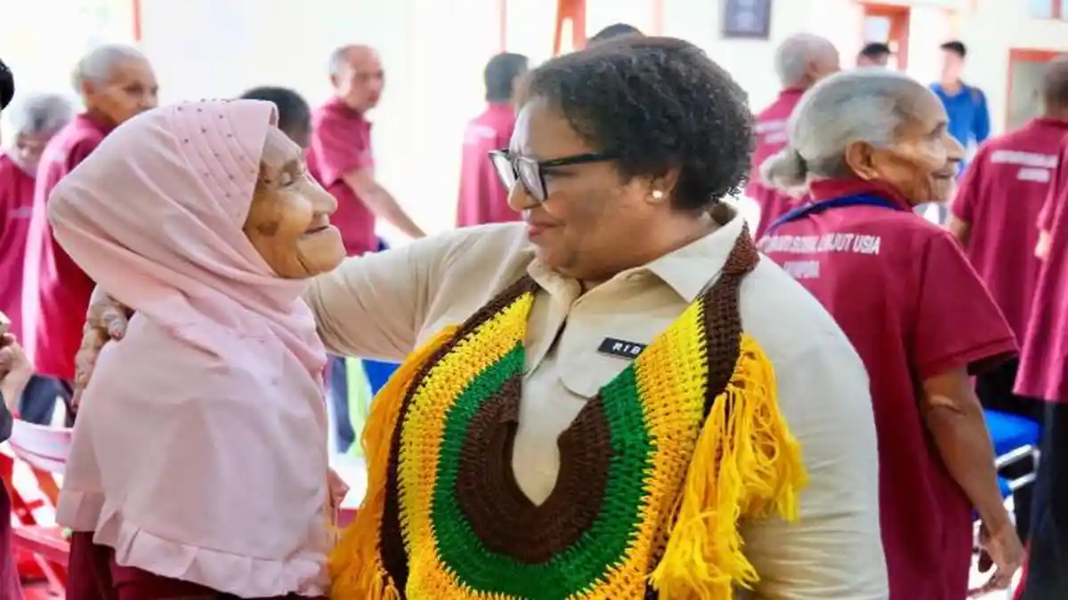 Wamendagri Ribka Haluk Temui Lansia di Panti Sosial Jayapura, Serap ...