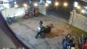 CCTV-aksi-dua-orang-pria-yang-mencuri-sepeda-motor-milik-pelanggan-kafe-di-jOMBANG.jpg