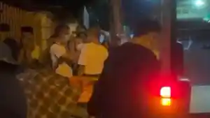 PENEMUAN-MAYAT-Polisi-bersama-petugas-medis-saat-mengevakuasi-mayat-pria.jpg