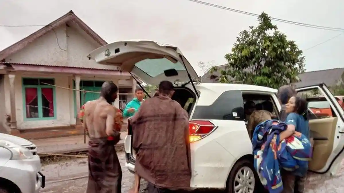 3 Orang Dusun Kampung Renteng Candipuro Alami Luka Bakar Terkena Lahar Panas