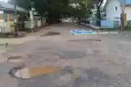 Jalan-berlubang-di-Pulau-Taliabu.jpg