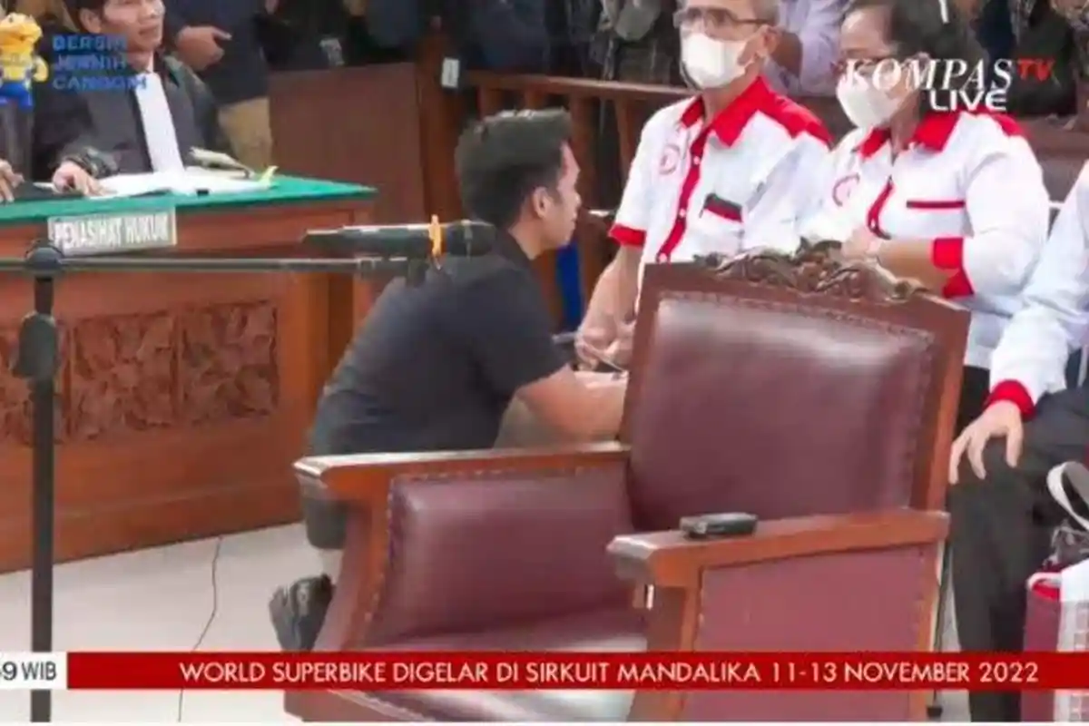 Ketika Bharada E Bersimpuh di Hadapan Orangtua Brigadir J dan Cium Tangan Keduanya di Ruang Sidang