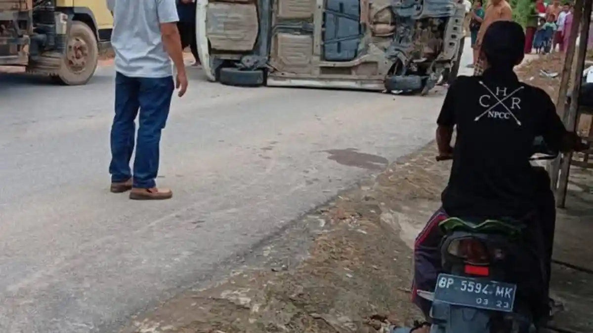 Lurah di Karimun Alami Kecelakaan, Mobil Terguling Usai Tabrak Pembatas Jembatan