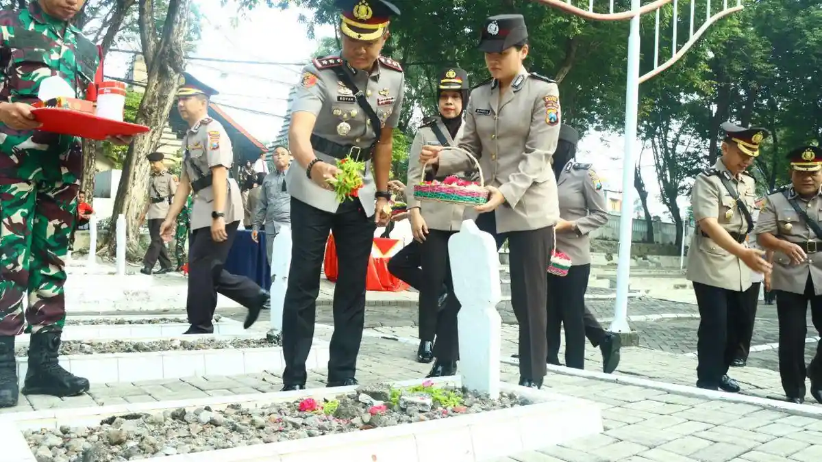 Kapolres Gresik Pimpin Tabur Bunga di TMP dalam Peringatan Hari Bhayangkara ke-79
