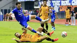 Bek-Persib-Bandung-Frans-Putros-dilanggar-bek-Persija-Jakarta-Jordi-Amat.jpg