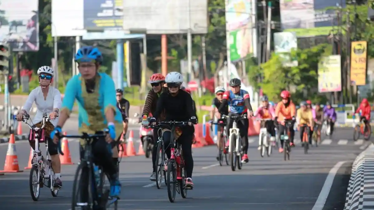 Ganjar dan Atikoh Gowes Bareng Keliling Semarang Peringati Hari Kartini: Jadilah Perempuan Hebat