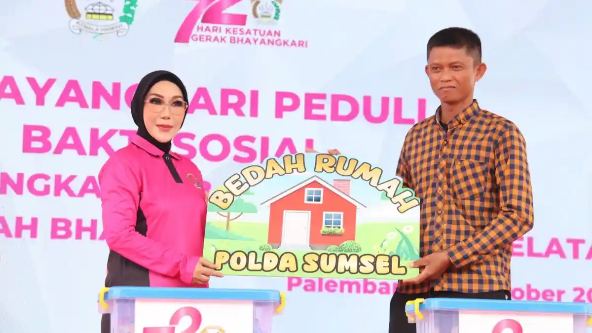 Peringati HKGB ke-72, Bhayangkari Sumsel Gelar Baksos dan Bakti Kesehatan di PAKRI Palembang - Ketua-Bhayangkari-Sumsel-Dewwy-Andi-Rian-saat-meninjau-1.jpg