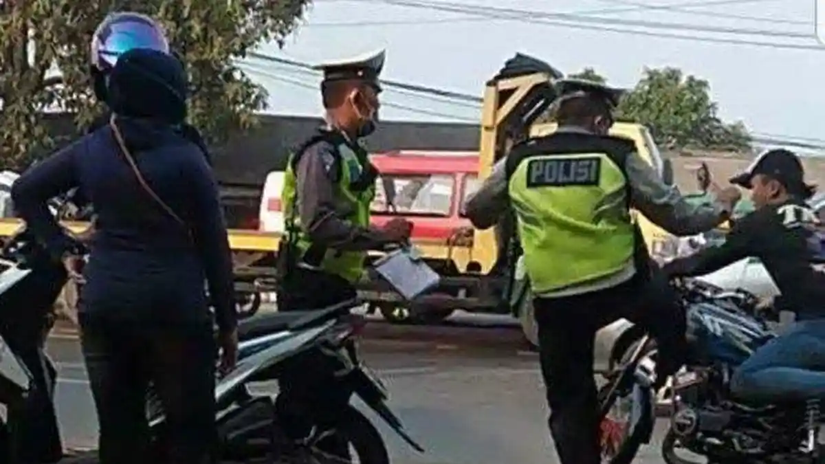 Biker RX King Ini Tersungkur Setelah Motornya Ditendang Polantas, Begini Kronologinya