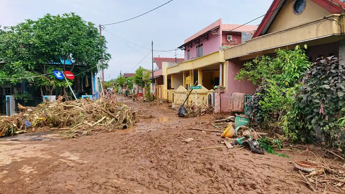 Banjir Bandang Terjang Perumahan Wahyu Utomo, Feri: Lima Sepeda Motor Hanyut Terbawa Arus - Perumahan-Wahyu-Utomo-Diterjang-Banjir.jpg