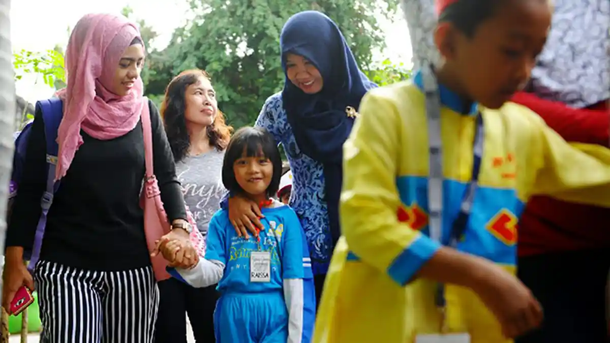 Di Banyuwangi, Orangtua Murid Ikut Upacara di Hari Pertama Sekolah - antar-anak-ke-sekolah_20160718_122050.jpg