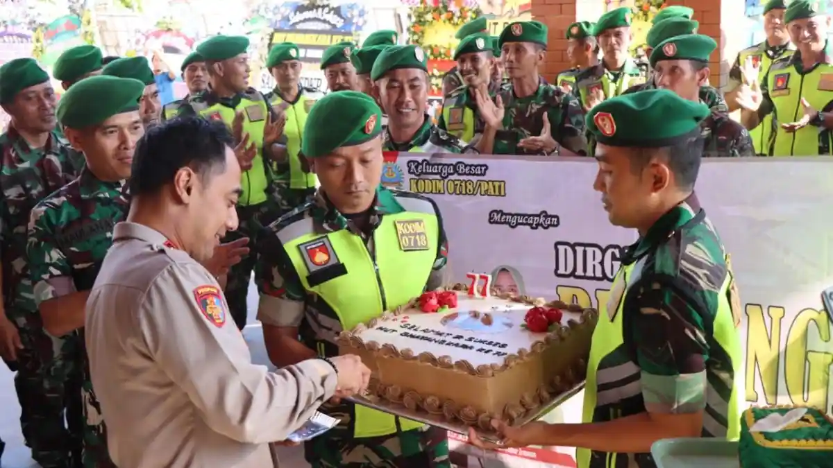 TNI Beri Kue Ulang Tahun ke Polresta Pati, Perkuat Soliditas Jelang Pemilu 2024